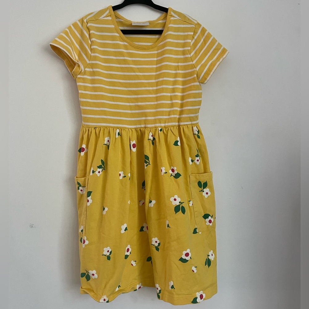 Casual unworn yellow floral dress, short sleeve, pockets.